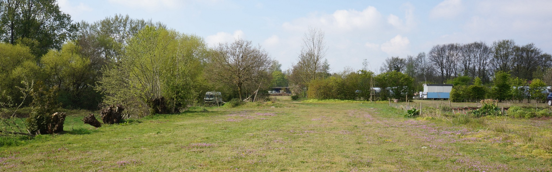 uitzicht-strookje-richting-pipowagen camping de rozenhorst