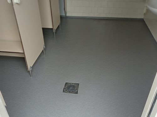 Nieuwe vloer in de doucheruimtes op de Rozenhorst