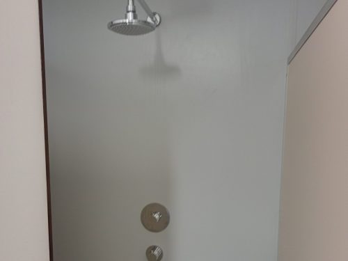 Nieuwe douchegarnituur en wandplaten in de doucheruimtes op de Rozenhorst