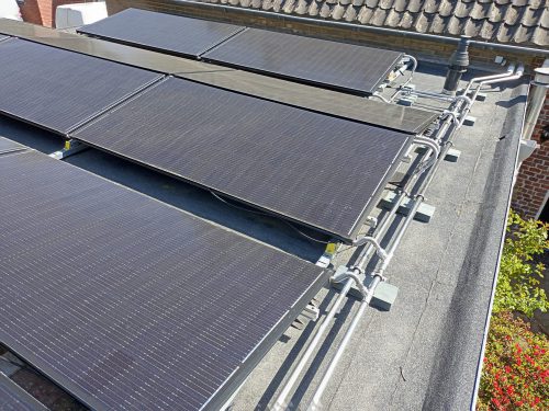 Hybride zonnepanelen voor de vakantiehuisjes op de Rozenhorst