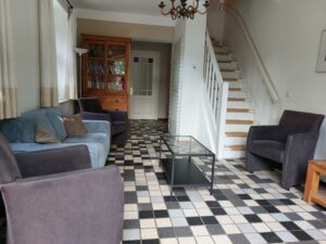 woonkamer rood richting gang