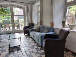woonkamer rood met uitzicht