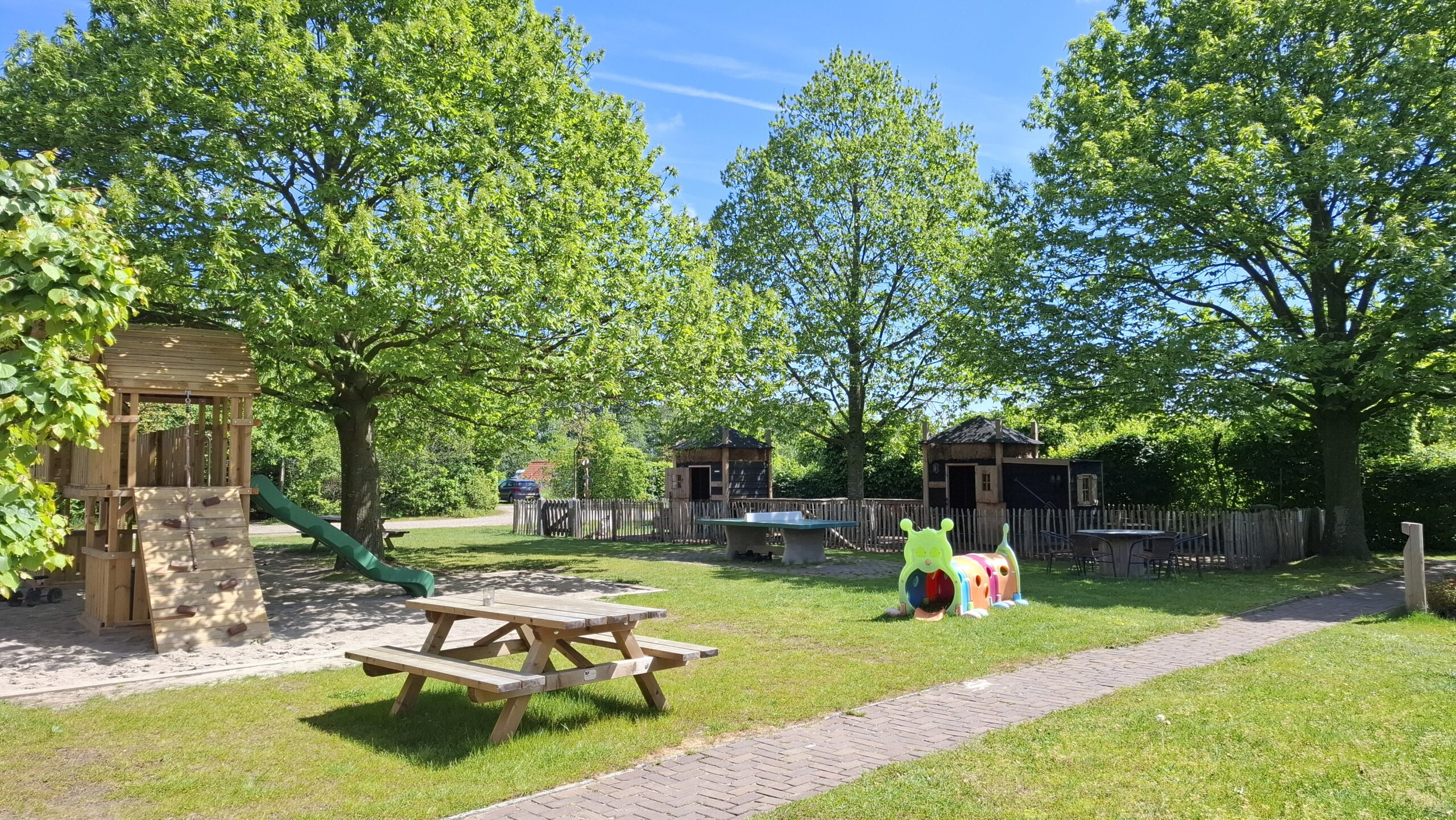 speeltuin met dierenverblijf